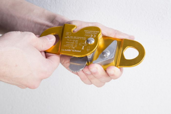 Зажим страховочный для плетеных канатов d-12мм Зажим страховочный для плетеных канатов d-12мм