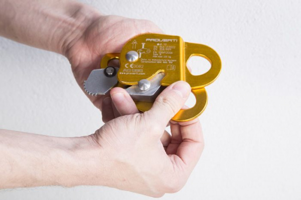 Зажим страховочный для плетеных канатов d-12мм Зажим страховочный для плетеных канатов d-12мм